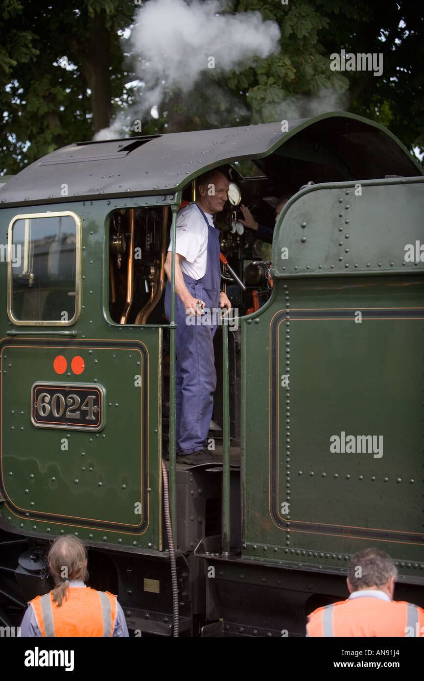 Dans la cabine du conducteur du roi Édouard I Ligne principale de train Express à vapeur, Paignton, Devon Banque D'Images