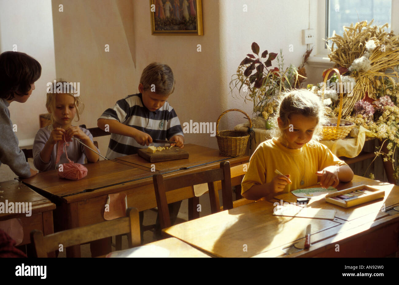 Dessin tricot enfants et plats en classe 1 leçon principale pendant la période de récolte. L'École Steiner de Brighton England UK 1995 Banque D'Images
