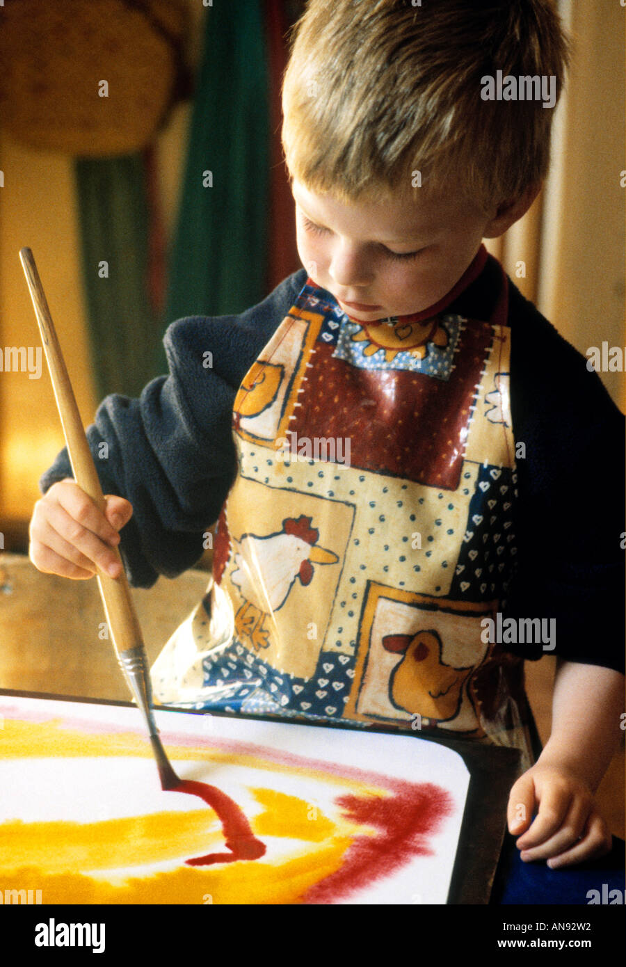 Leçon de peinture dans Steiner Ecole Maternelle Banque D'Images