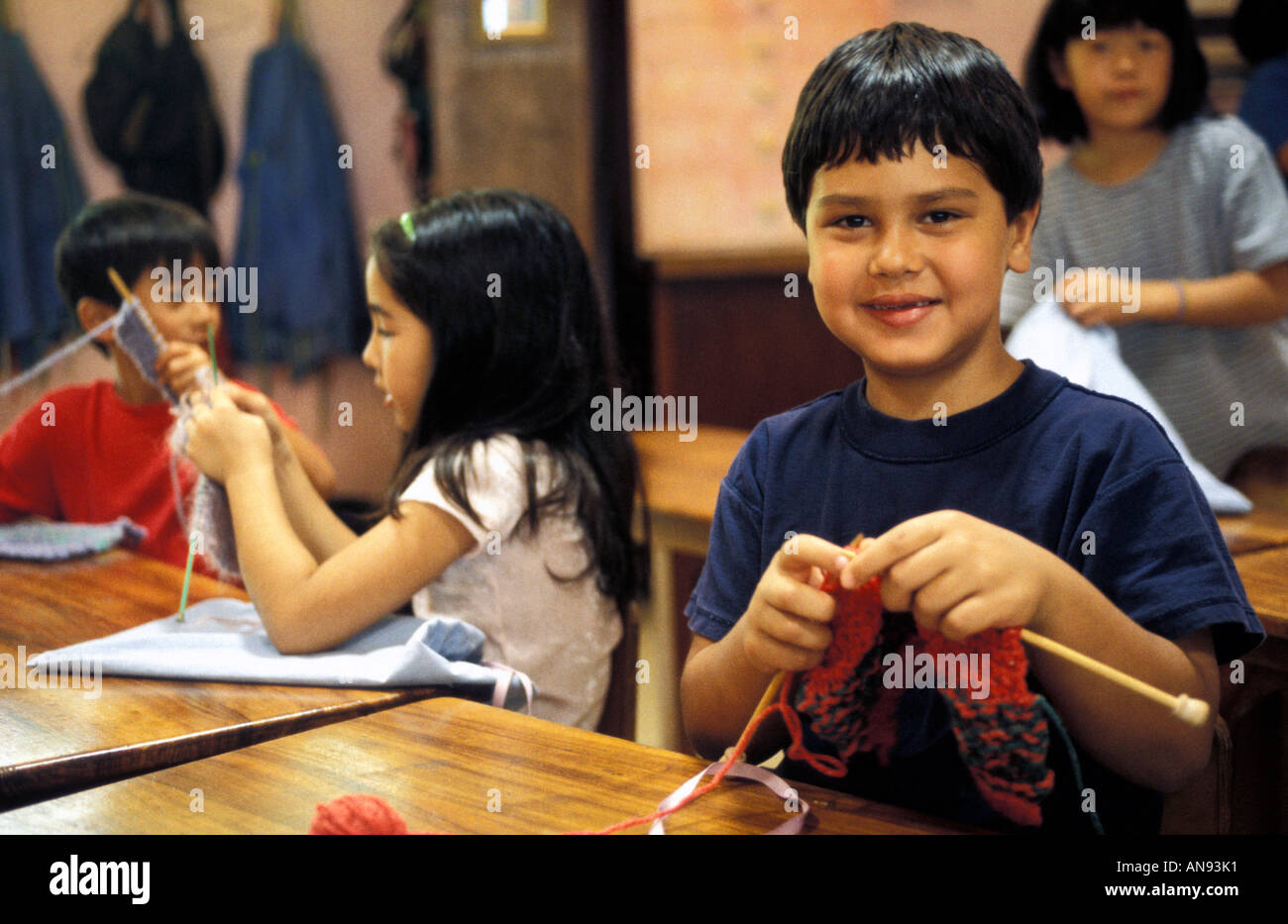 Les enfants de 2e année en tricot couture leçon dans l'école Waldorf Honolulu Honolulu O'ahu Hawaii USA Avril 2001 Banque D'Images