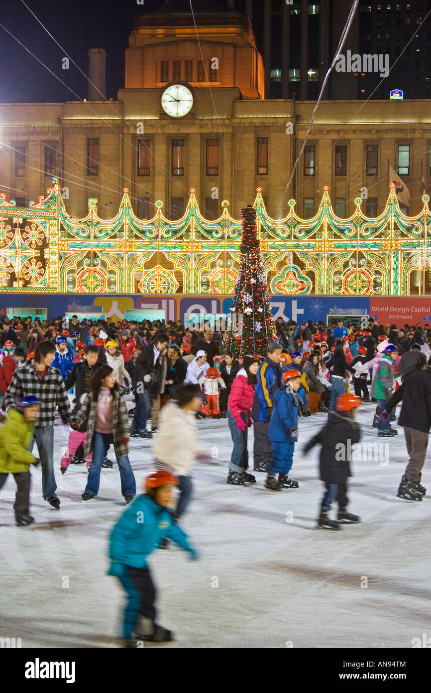 Peuple Coréen du patin à glace sur une patinoire devant l'Hôtel de Ville Séoul Corée du Sud Banque D'Images