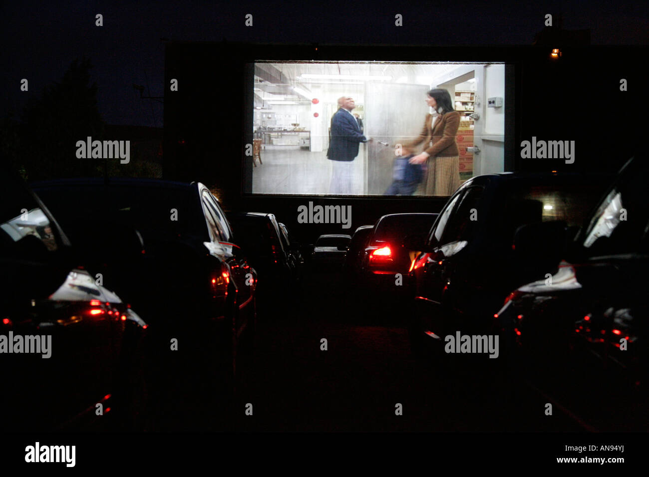 Voitures en voiture dans un cinéma la nuit en regardant les Shining au royaume-uni Banque D'Images