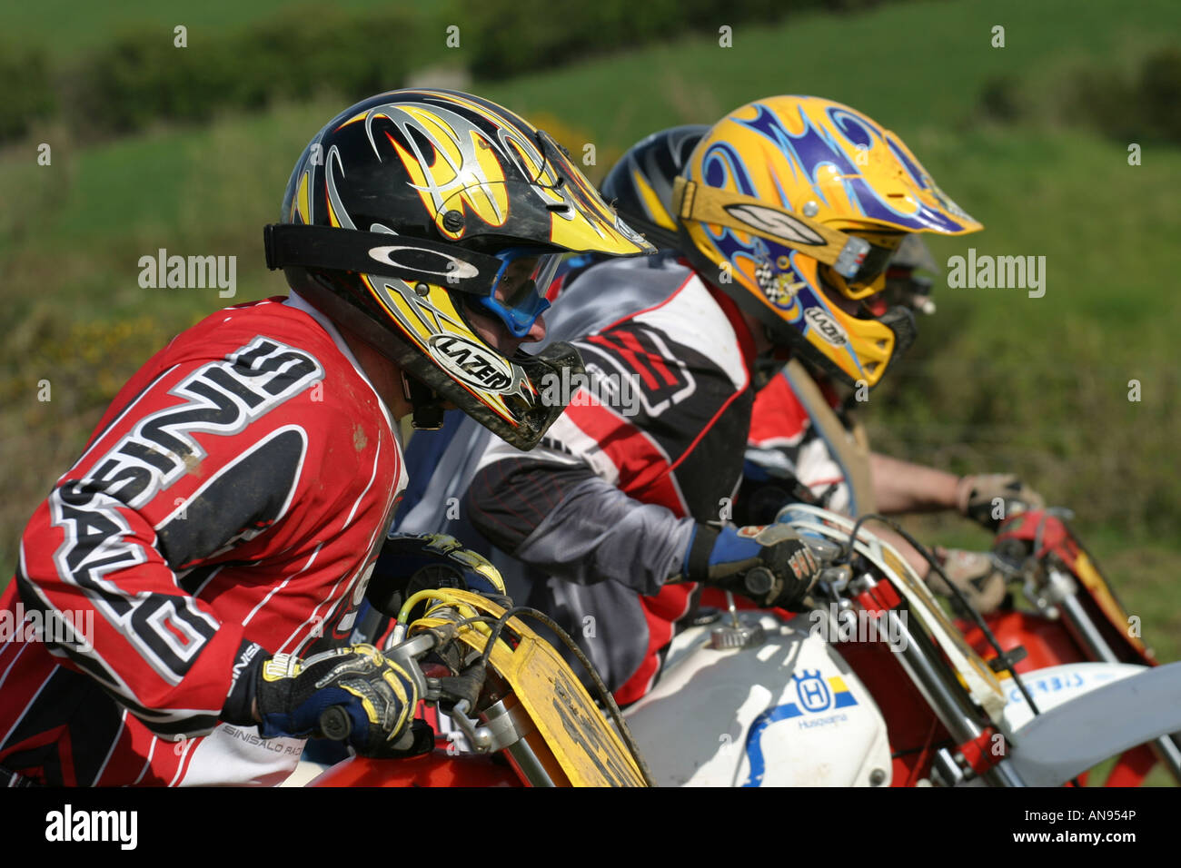 Rangée de cavaliers en attendant le départ à Newtownards motocross 24 Avril 2004 Banque D'Images