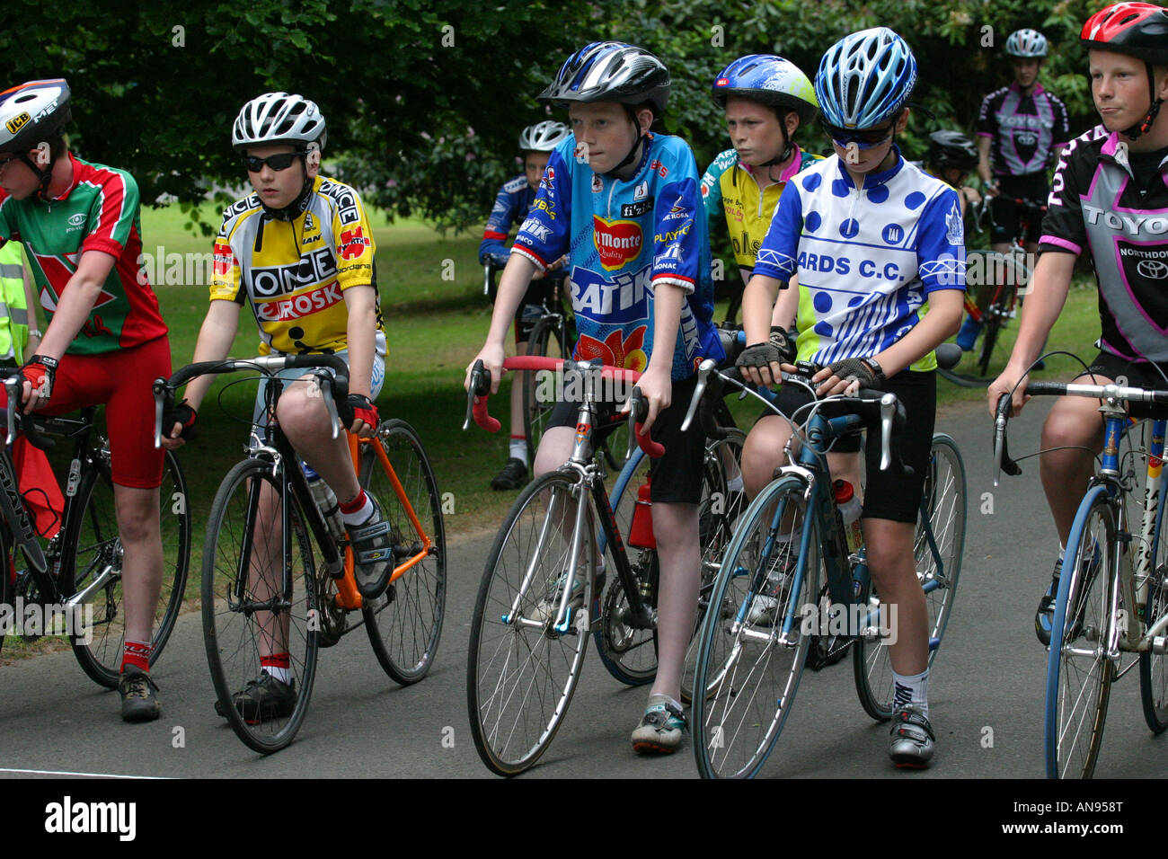 Les cyclistes junior line up pour support race lors de championnats Criterium national parc ormeau belfast 16 Juin 2004 Banque D'Images