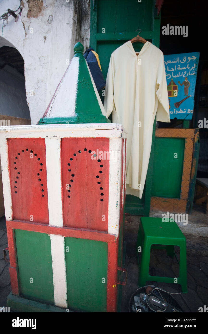 Suite Nuptiale boîte en bois utilisés dans les mariages traditionnels marocains pour effectuer la mariée à l'intérieur, affiché à louer. Tétouan, Maroc souk Banque D'Images