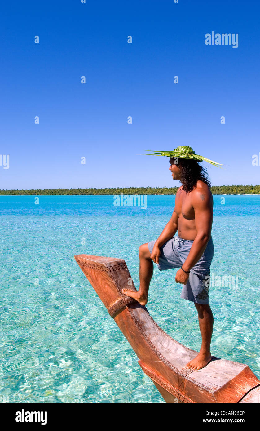 L'atoll de Aitutaki Cook Islands mâle sur l'avant du canoë natif Banque D'Images