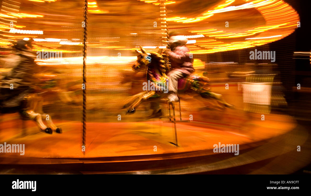 Enfant sur un rond-point fun fair ride Banque D'Images