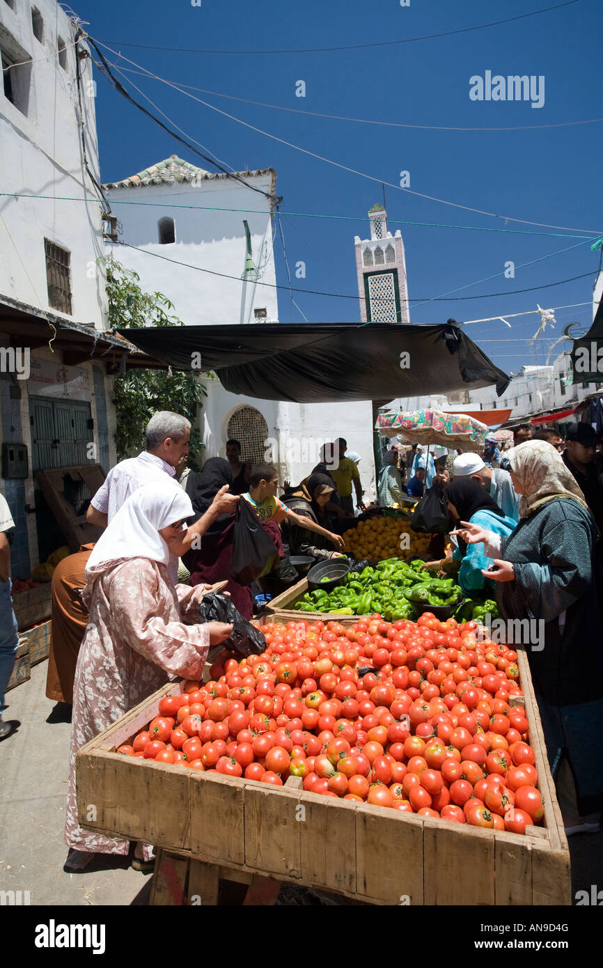 L'étal de légumes au souk, Médina de Tétouan, Maroc Banque D'Images