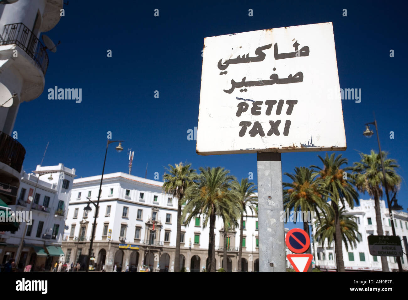 L'arabe et le français signe de Petit Taxi, Tétouan, Maroc Banque D'Images