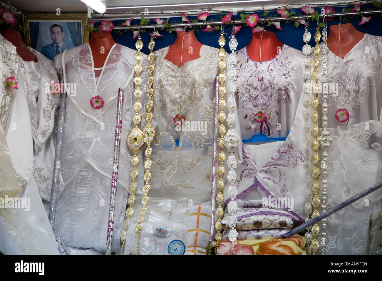 Robes de mariage pour les femmes, le souk de Tétouan, Maroc Banque D'Images