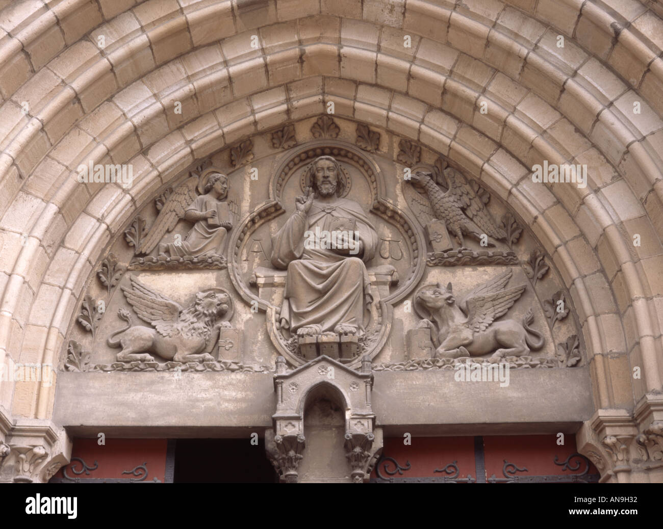 Bayonne, Aquitaine, France. Cathédrale Sainte-Marie. Tympan au-dessus de la porte du Nord - le Christ et les quatre évangélistes Banque D'Images