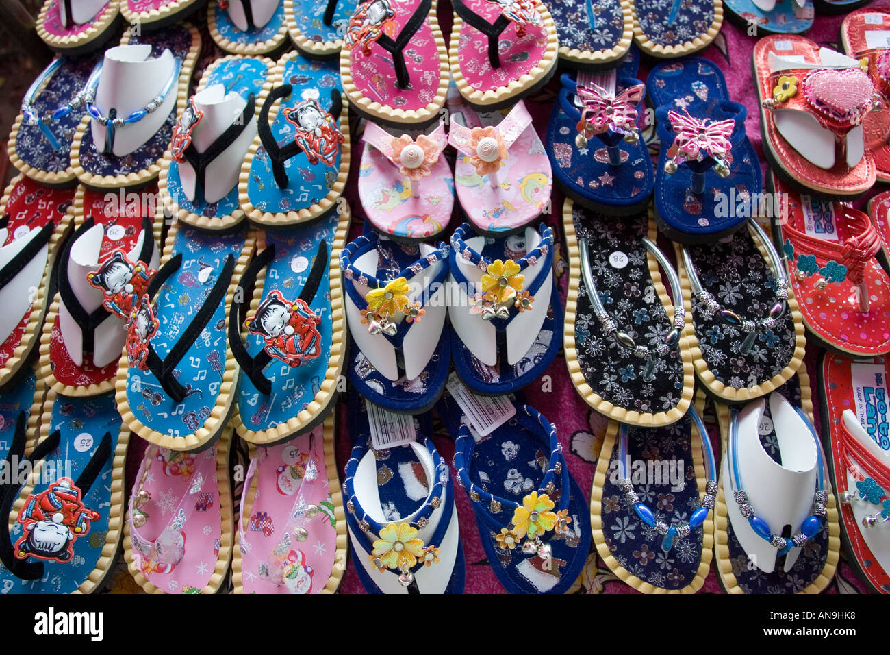Des chaussures pour la vente sur un marché à Bangkok en Thaïlande Banque D'Images
