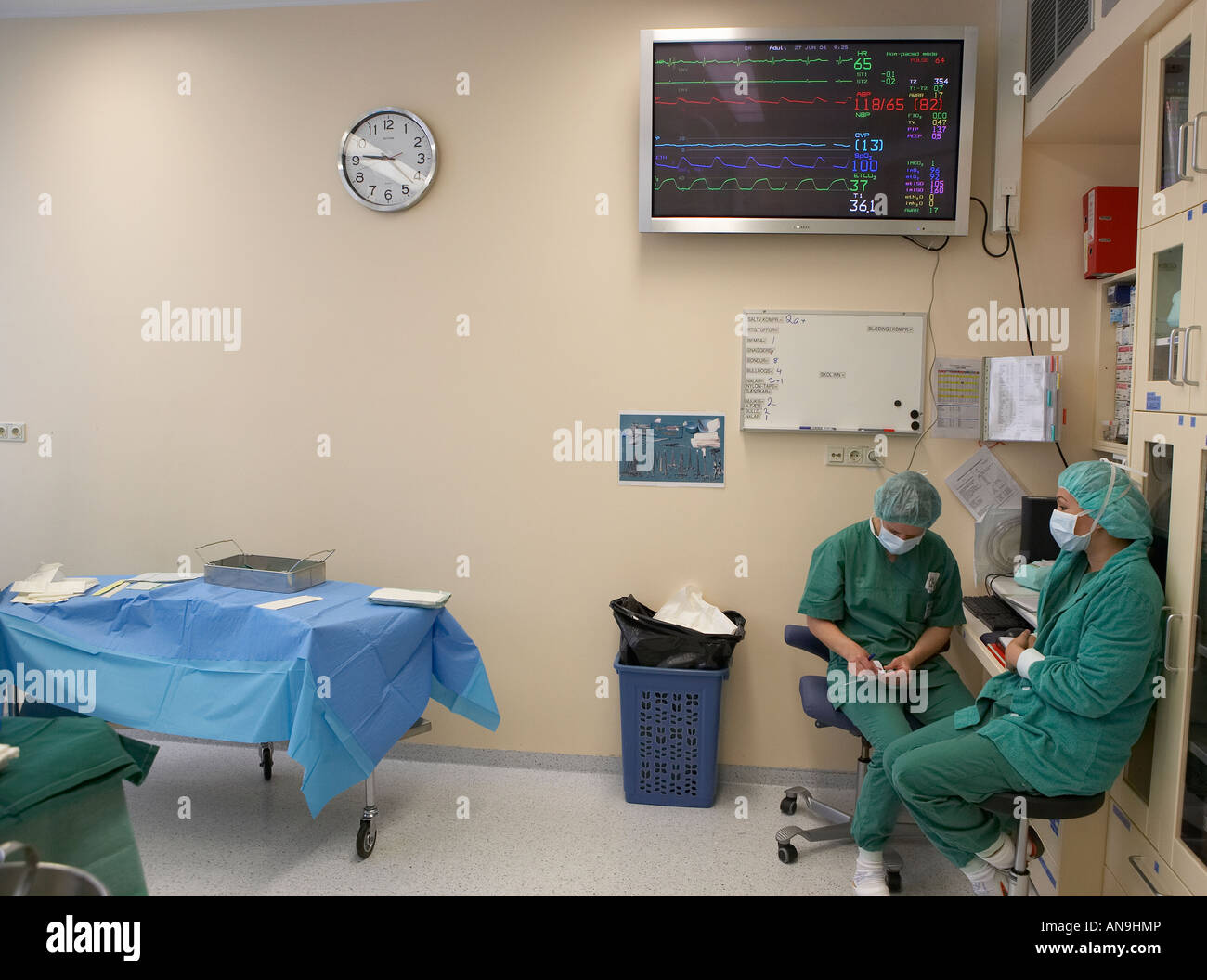 Infirmières en chirurgie en attente durant l'opération de dérivation Banque D'Images