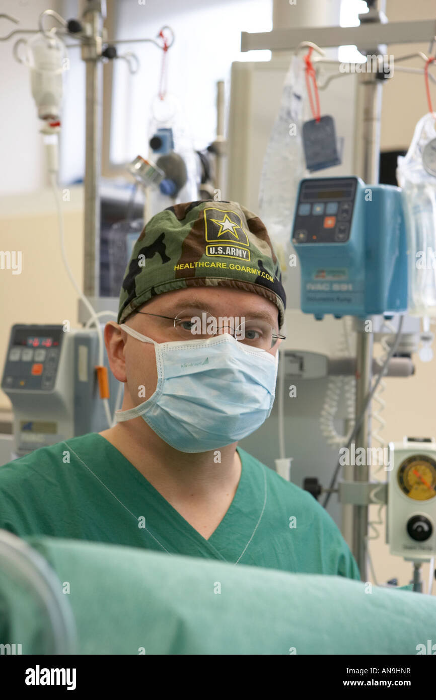 Chirurgien à l'opération du cœur de dérivation Banque D'Images