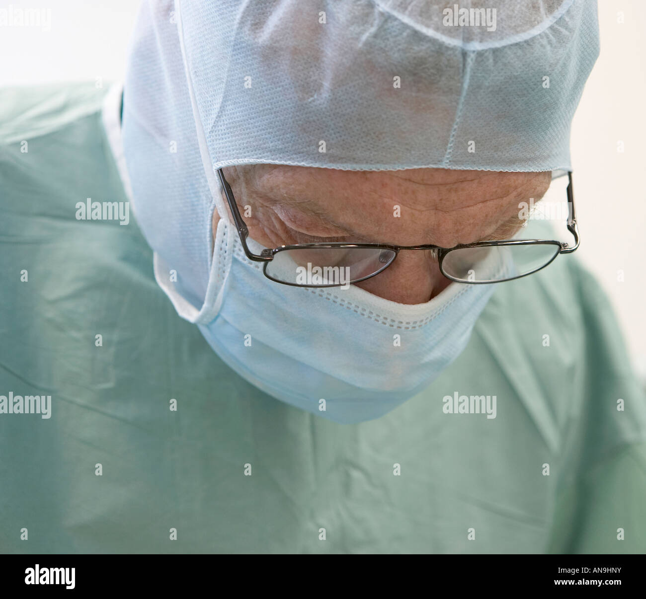 La procédure de dérivation sur chirurgien senior Banque D'Images