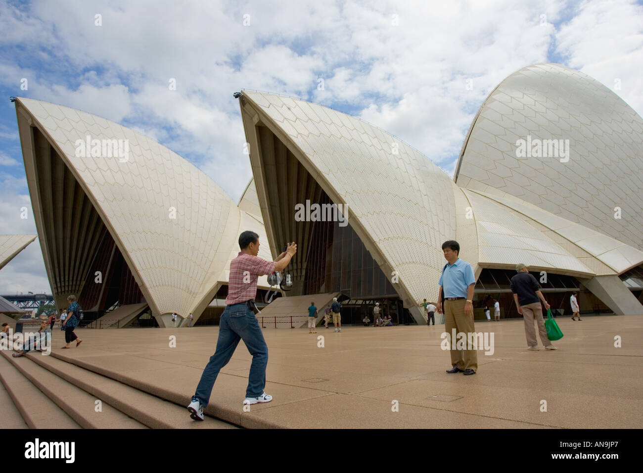 Les touristes de prendre des photos à l'extérieur de l'Opéra de Sydney en Australie Banque D'Images