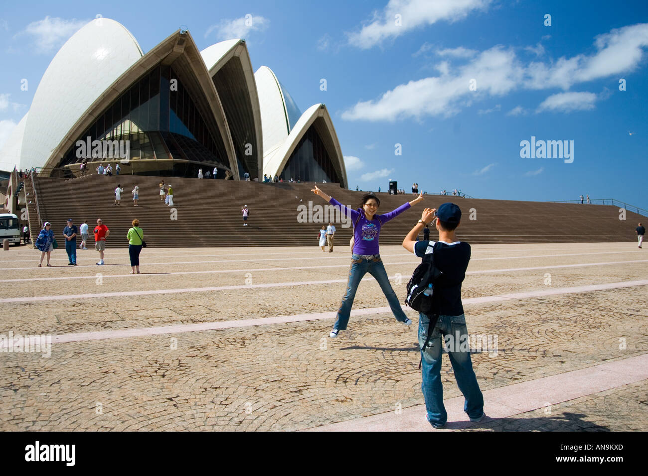 Les touristes de prendre des photos à l'Opéra de Sydney, Nouvelle Galles du Sud en Australie Banque D'Images
