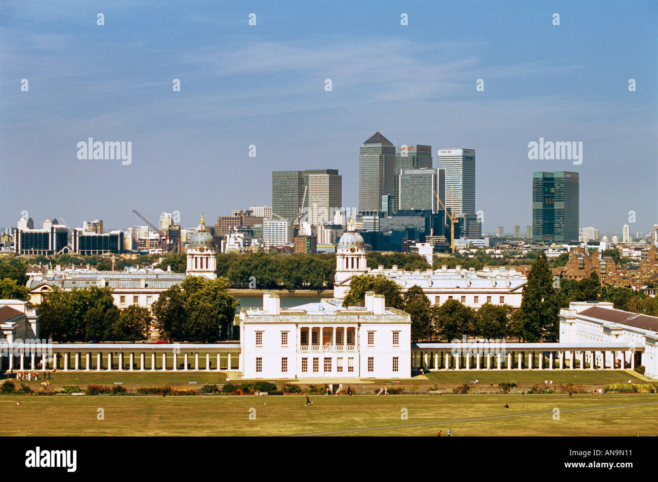 Greenwich Park avec les immeubles de bureaux de Canary Wharf en arrière-plan London UK Banque D'Images