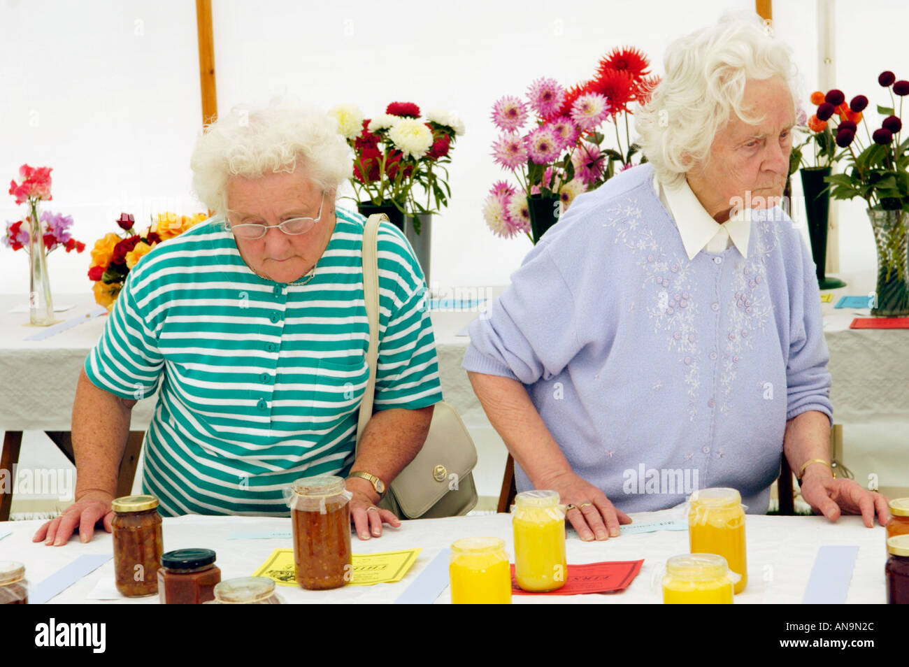Dames âgées à la gagnante du prix à préserve à Pandy Afficher en zone rurale Monmouthshire au Pays de Galles UK GO Banque D'Images