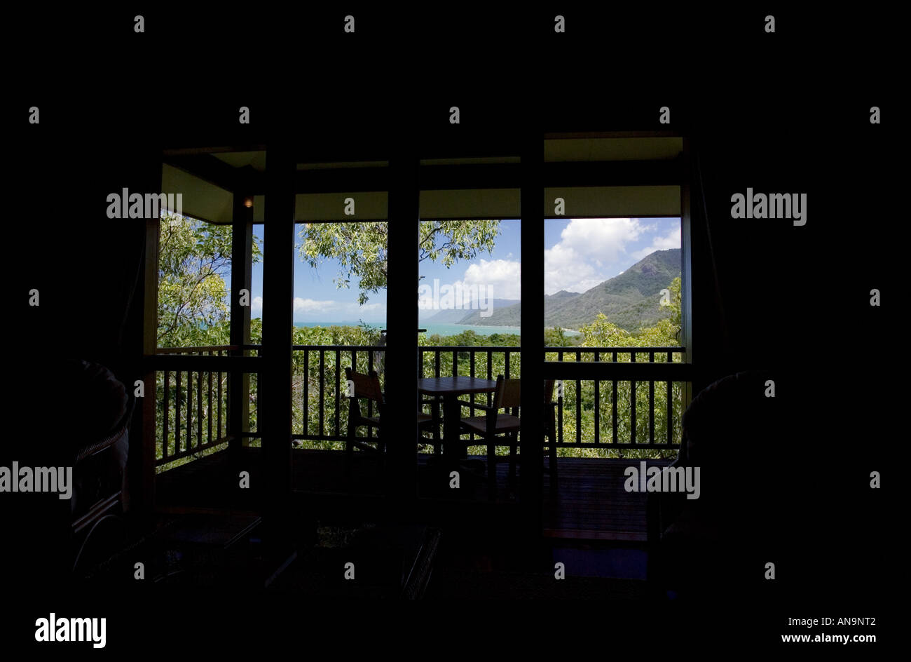 Thala Beach Lodge balcon donnant sur la mer de corail et le Thala Beach Port Douglas Australie Banque D'Images