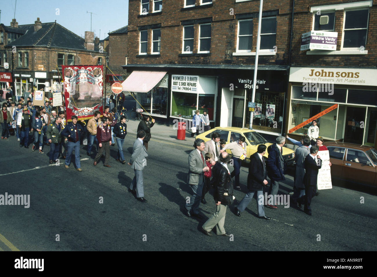 Les mineurs et les partisans à meeting de protestation dans la ville minière de Chesterfield dans le Derbyshire au cours de grève des mineurs de 1985 Banque D'Images