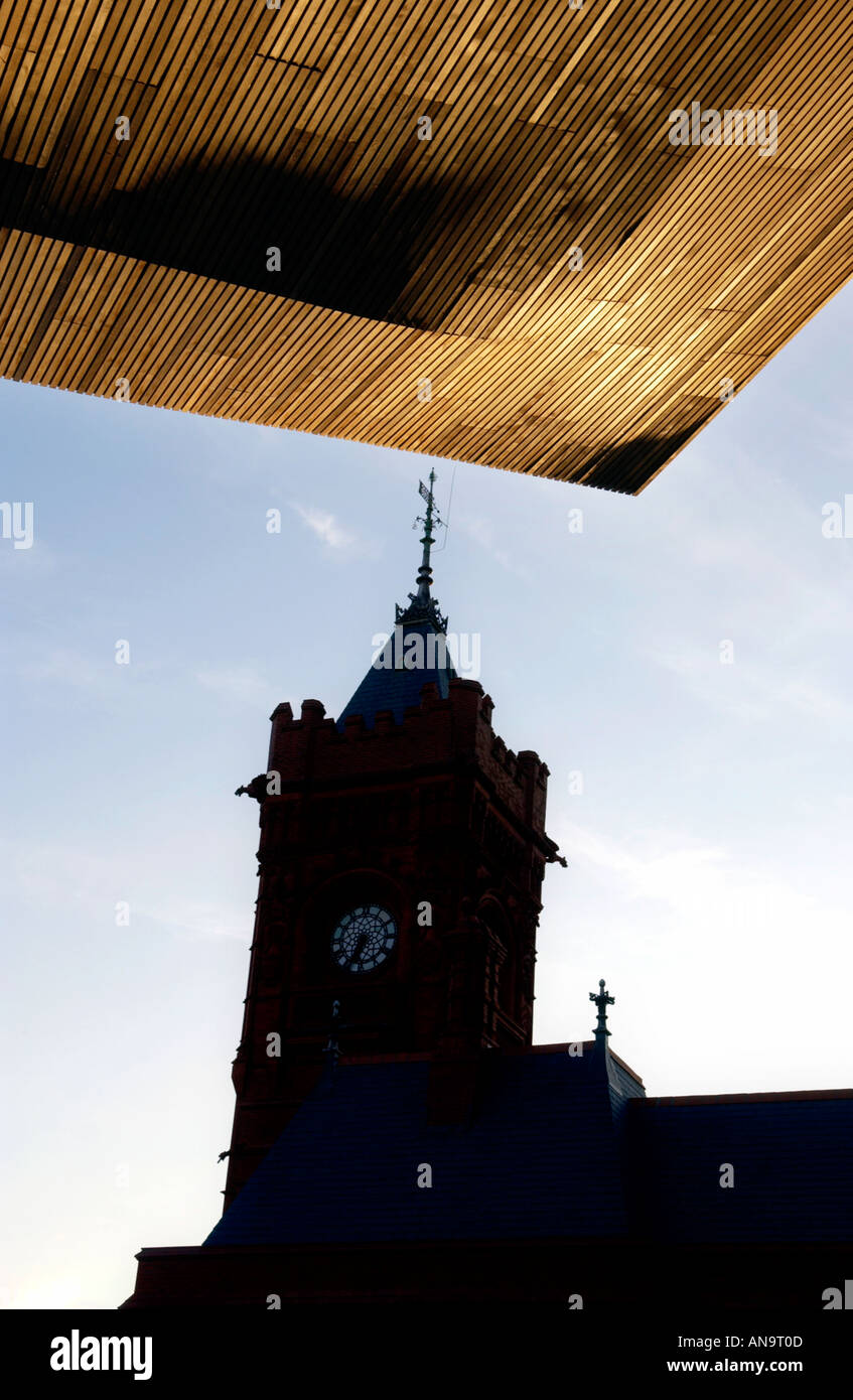 Toit bois bardage de Assemblée nationale du Pays de Galles Cardiff Bay South Wales UK avec Victorian Pierhead building Banque D'Images