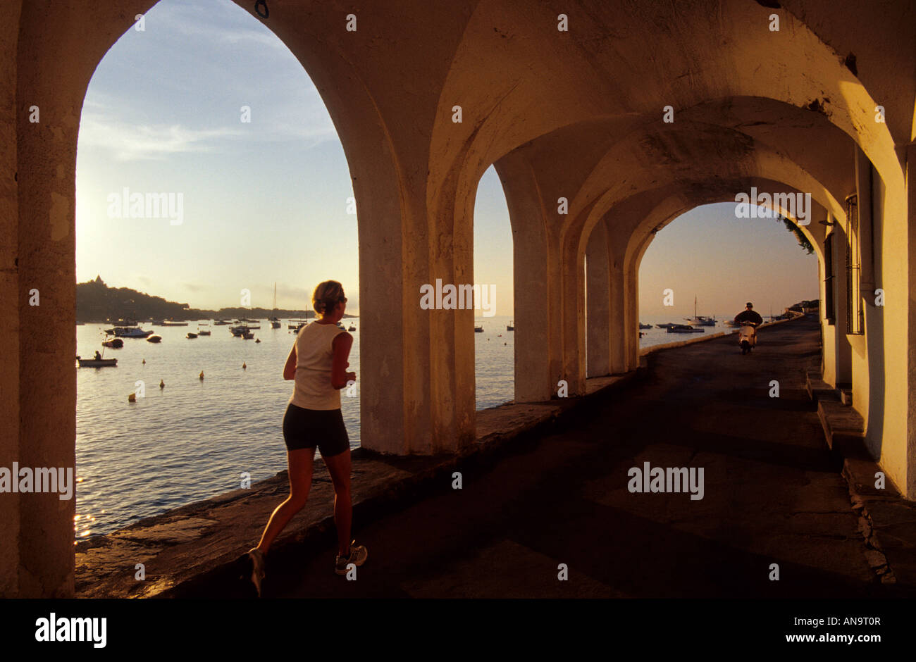 Femme tournant au Riba Pitxot .Cadaques. Costa Brava. Province de Gérone. Espagne Banque D'Images Femme tournant au Riba Pitxot .Cadaques. Costa Brava. Province de Gérone. Espagne Banque D'Images