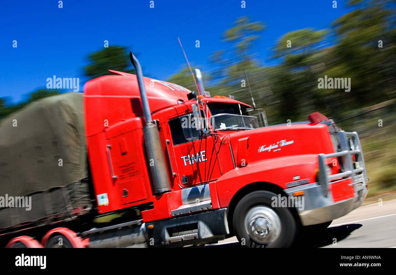 Chariot sur une grande autoroute de l'ouest de Sydney à Adelaide Australie Nouvelle Galles du Sud Banque D'Images