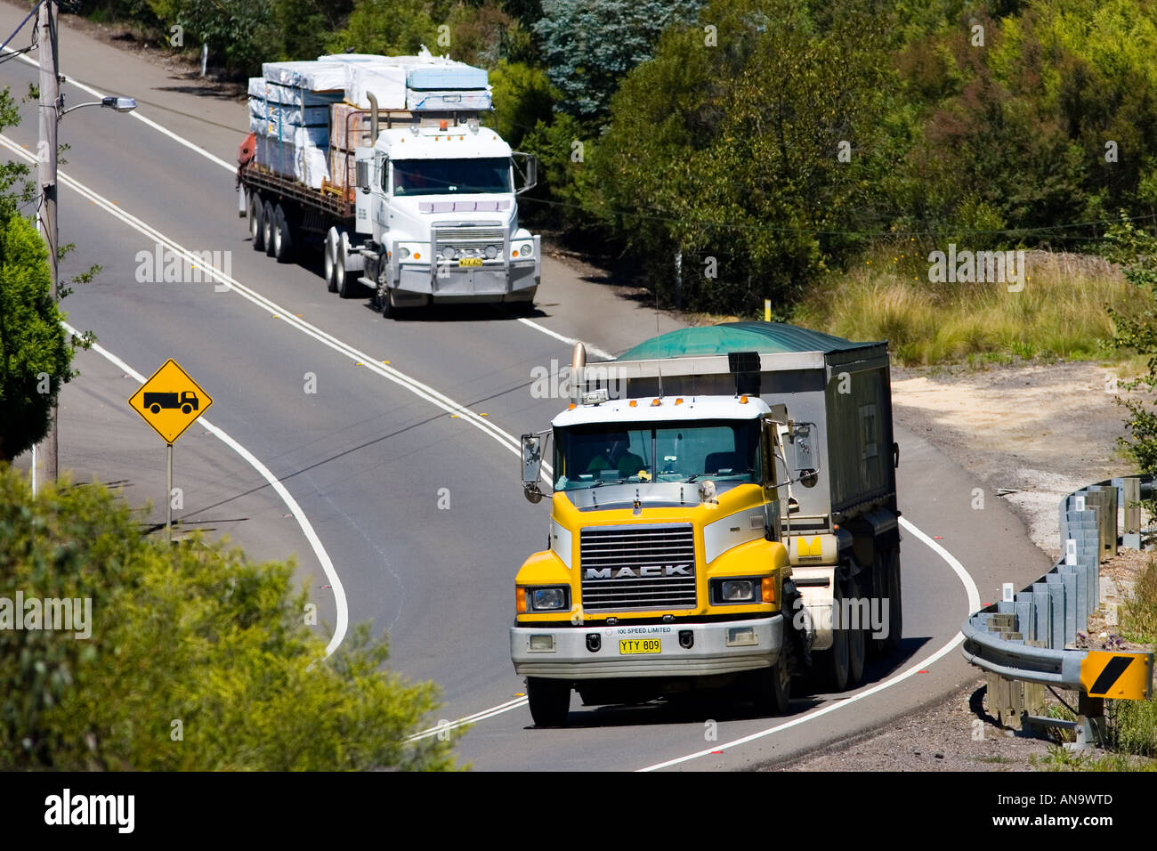 Camions sur la Great Western Highway de Sydney à Adelaide Australie Nouvelle Galles du Sud Banque D'Images