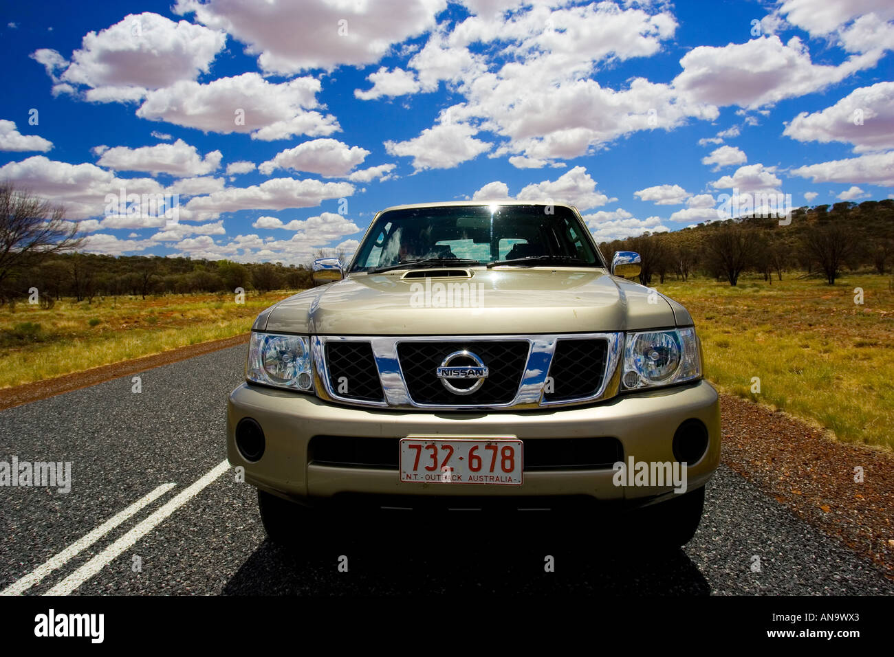 Quatre roues motrices Nissan Patrol véhicule sur route dans le centre rouge Australie Banque D'Images