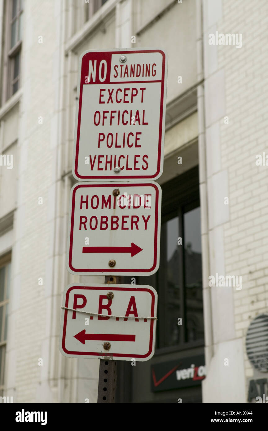 Parking sign pour homicide et vol qualifié par la station de police Buffalo New York Banque D'Images