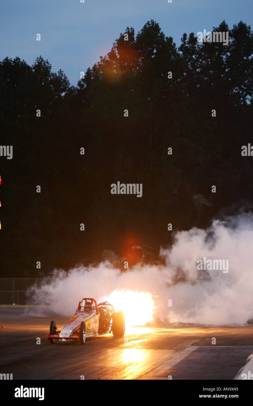 Drag Racing à Maryland international speedway avec rocket camions et voitures et motos top fuel Banque D'Images