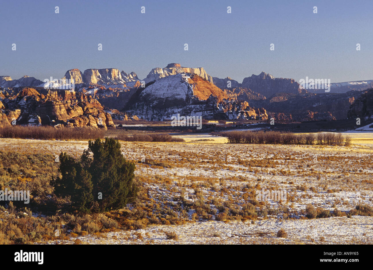 Kolob inférieur Plateau, le Temple de l'Ouest dans le district, hiver coucher de soleil, Zion National Park, Utah, USA Banque D'Images