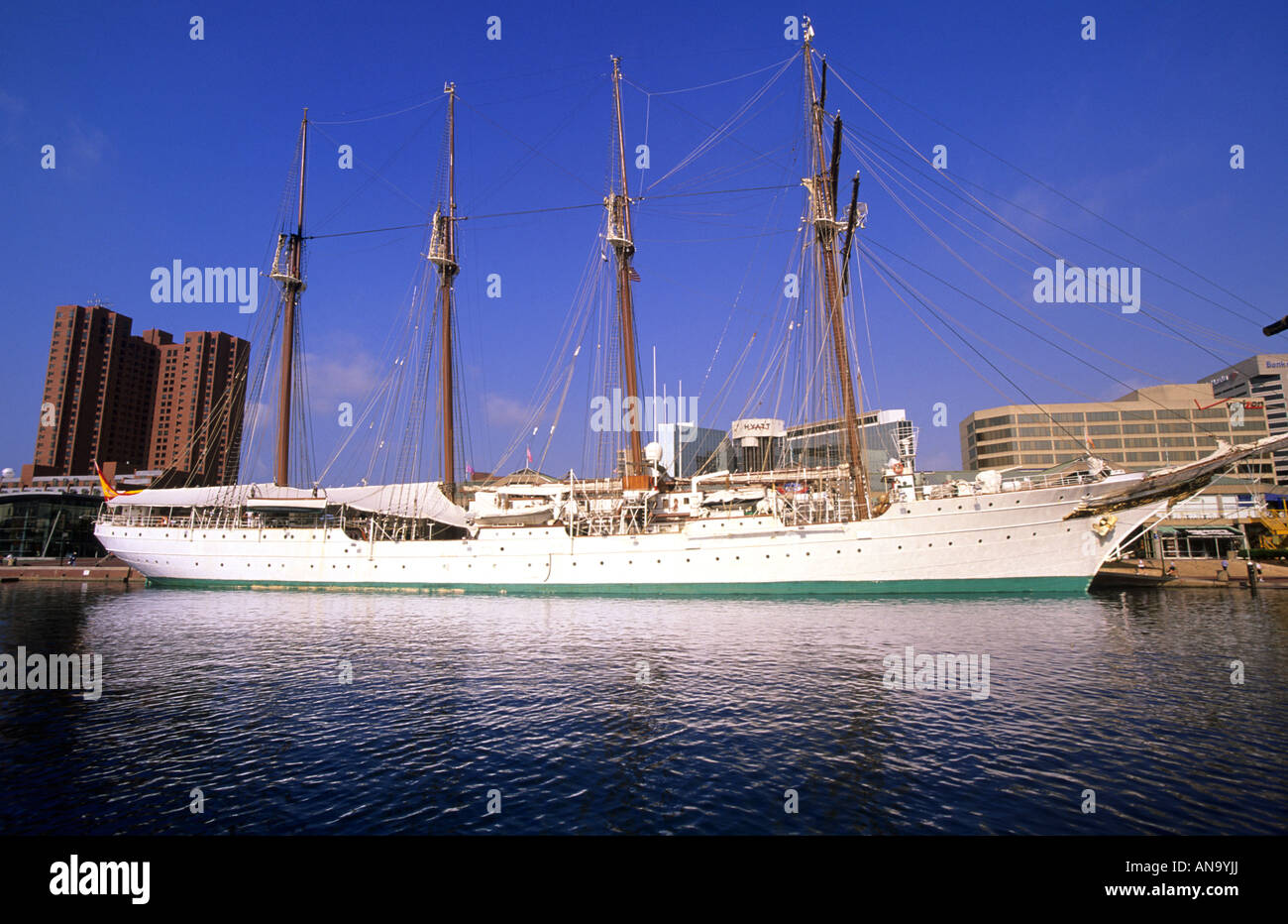 Grand bateau de croisière à la tondeuse Baltimore Harbour Maryland États-Unis Banque D'Images