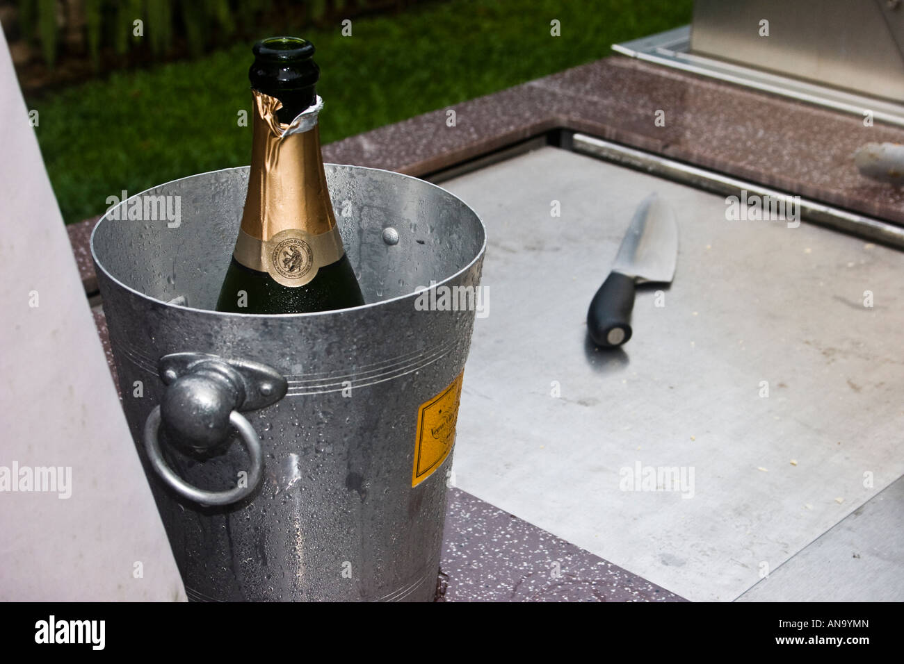 Champagne sur la glace avec un couteau de cuisine dans l'arrière-plan Banque D'Images