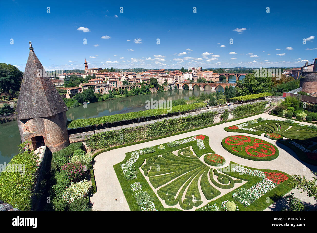 Aperçu de la rivière Le Tarn et Albi des jardins du Palais de la Berbie Albi France Banque D'Images