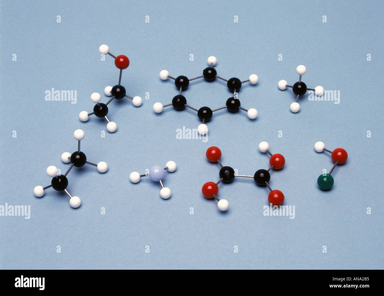 Rangée du haut, de g à d'éthanol le benzène le méthane à l'avant, de g à d'ammoniac d'éthane d'hydroxyde de sodium acide ethanedioic Banque D'Images