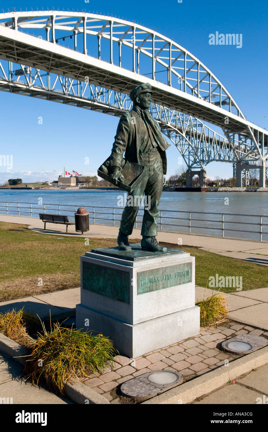 Statue de Thomas Edison à maison d'enfance de Port Huron au Michigan avec l'eau Bleu Pont international au Canada en vue Banque D'Images