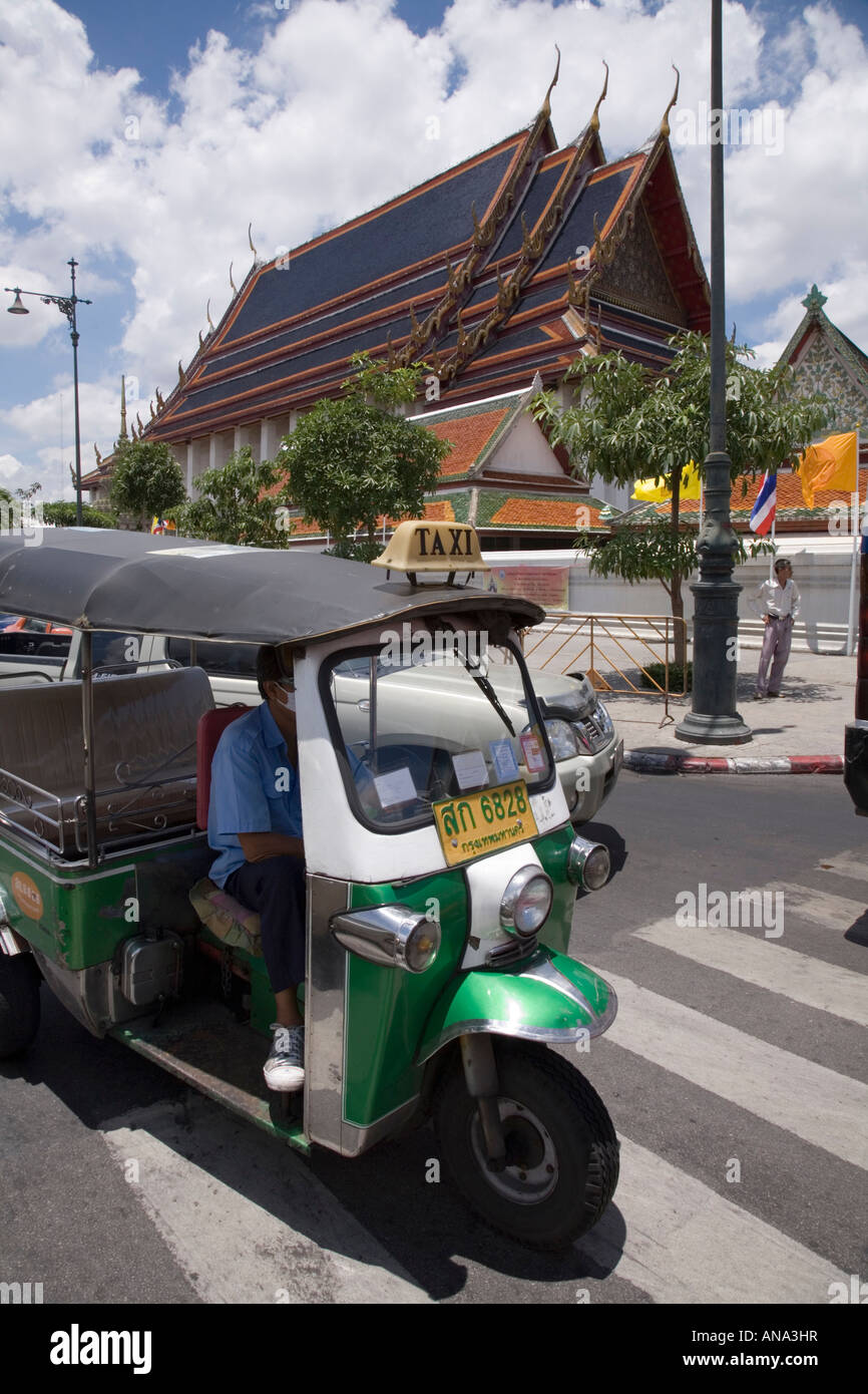 Tuk Tuk de conduire en dehors à l'extérieur de Wat Pho (Wat Phra Chetuphon) sur Thanon Chetuphon, Bangkok, Thaïlande. Banque D'Images