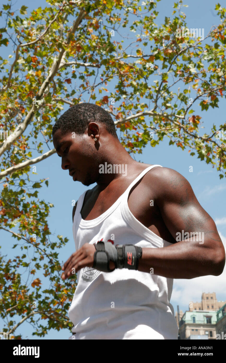 Le break dance street performer dans Battery Park New York City Banque D'Images
