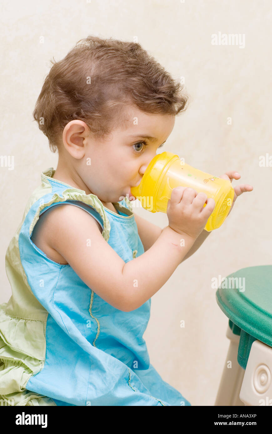 Baby Girl l'eau potable à partir de la tasse en plastique Banque D'Images