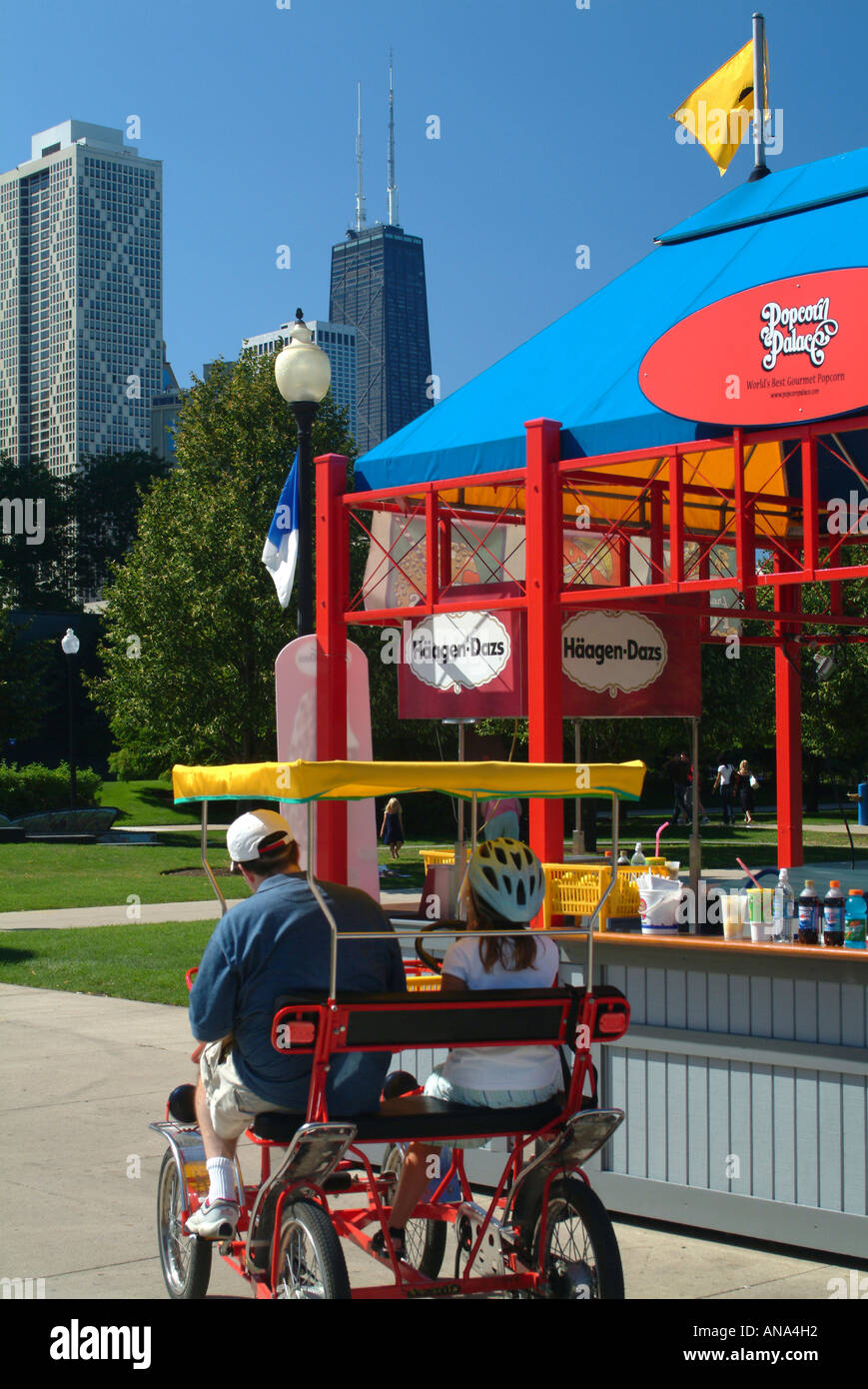 Les touristes sur quatre roues vélo à la Navy Pier, au centre-ville de Chicago Illinois USA avec John Hancock Center en arrière-plan Banque D'Images