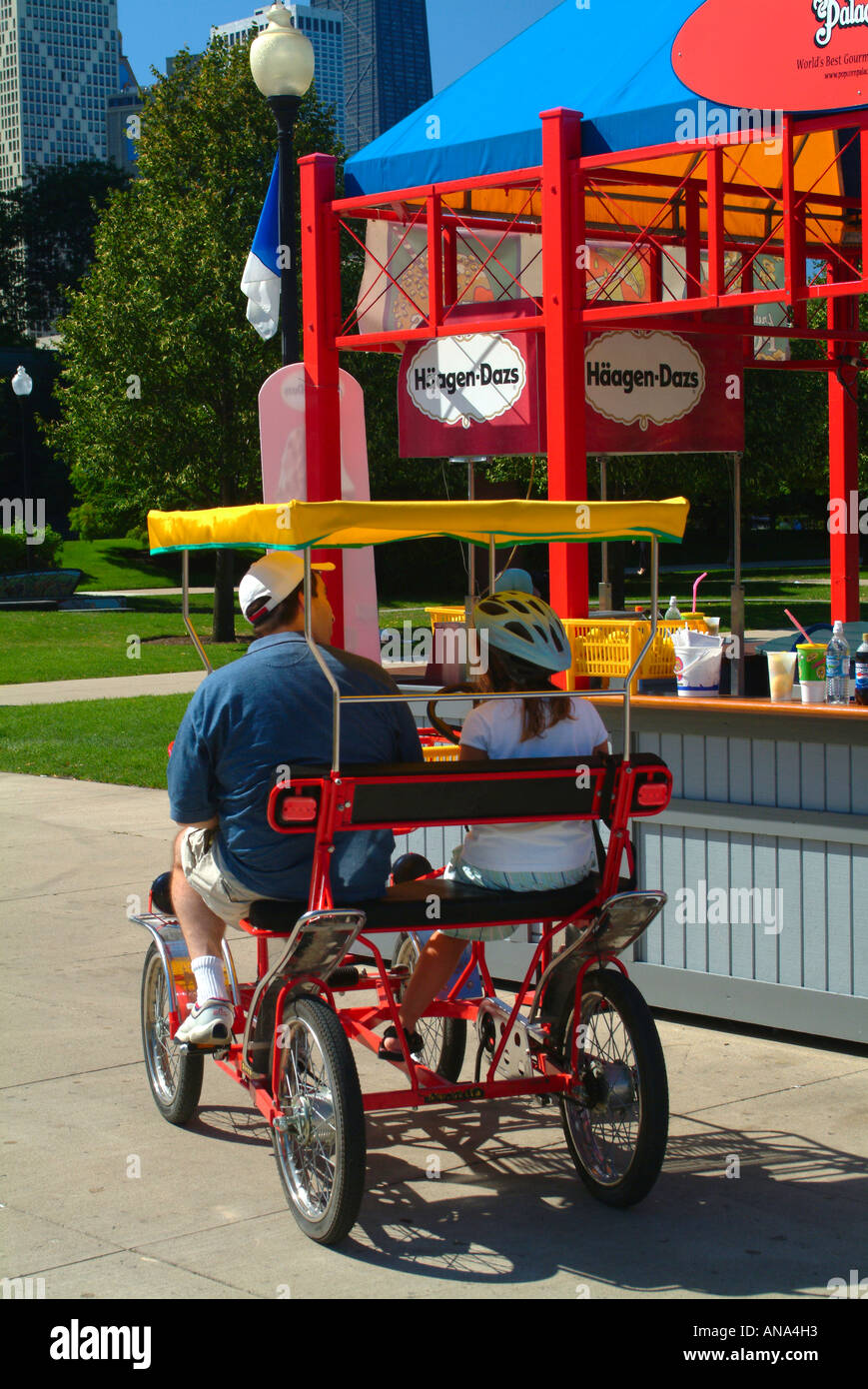 Les touristes sur quatre roues vélo à la Navy Pier, au centre-ville de Chicago Illinois USA Banque D'Images