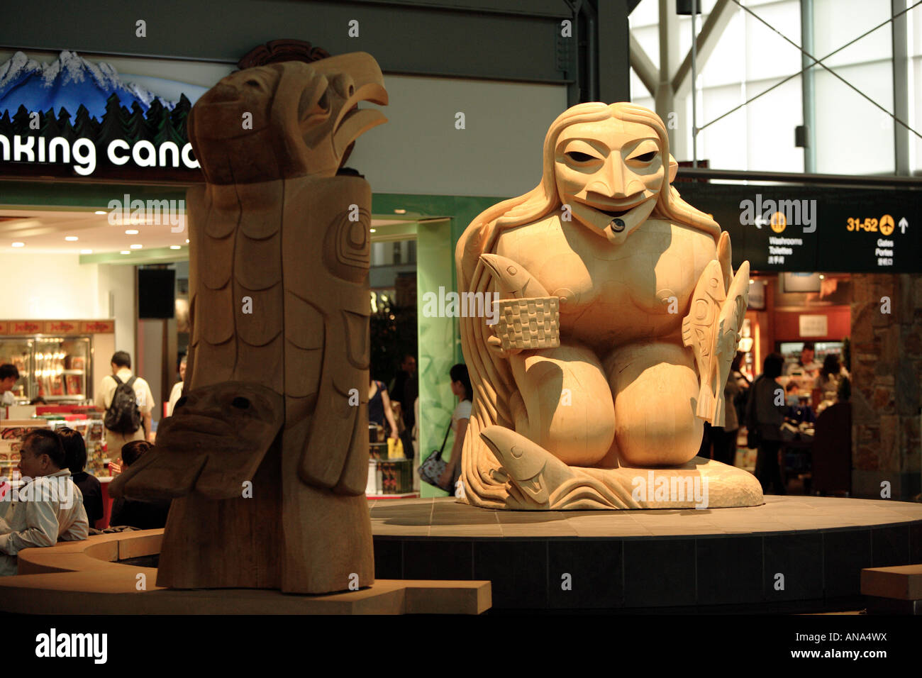 Sculpture en bois dans le terminal de l'Aéroport International de Vancouver Banque D'Images