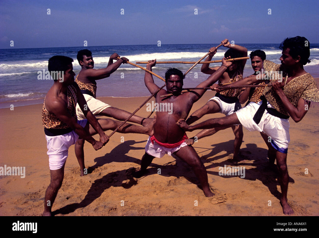 Le KALARIPPAYATTU ART MARTIAL DU KERALA Banque D'Images