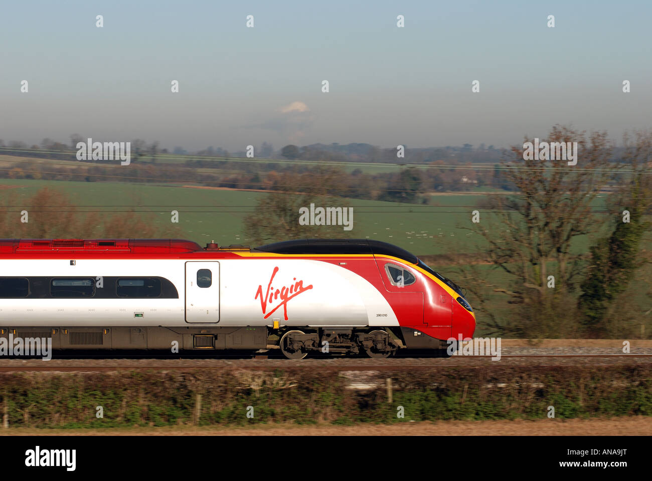 Pendolino Virgin entre Coventry et Rugby, England, UK Banque D'Images