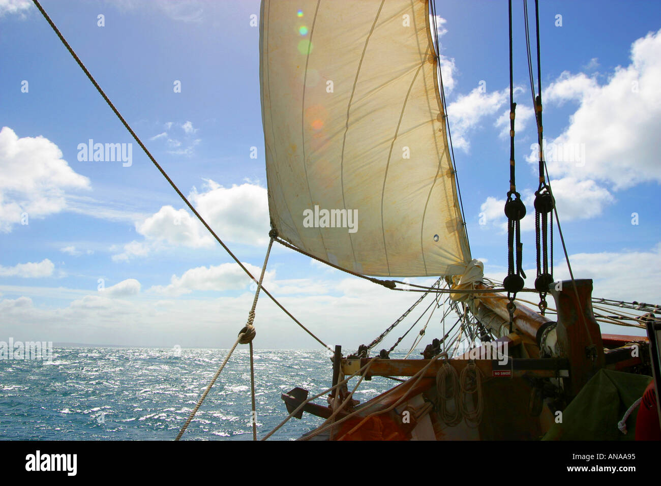 Bateau à voile avec le vent dans les voiles Banque D'Images