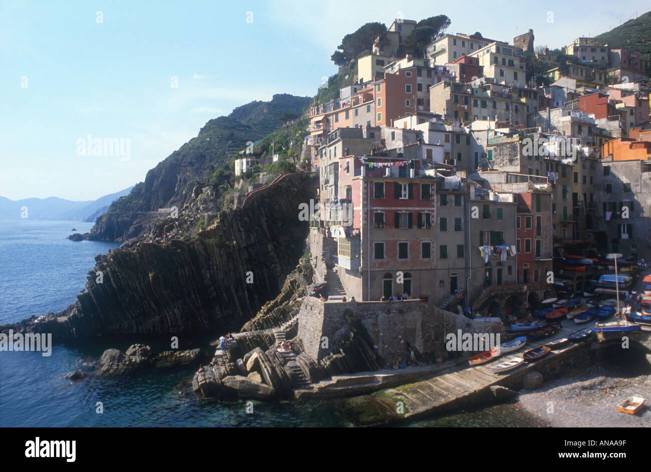 Port de pêche du village Riomaggiore sur les rochers et côte escarpée Cinqueterre Ligurie Italie Banque D'Images