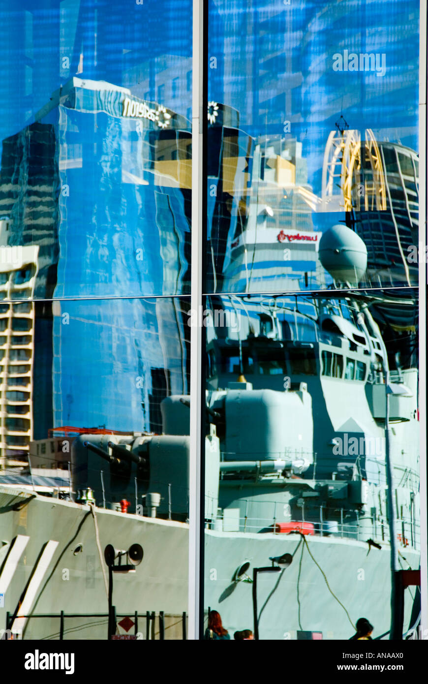 Reflet de destroyer et Sydney skyline dans windows de Australian Maritime Museum Banque D'Images