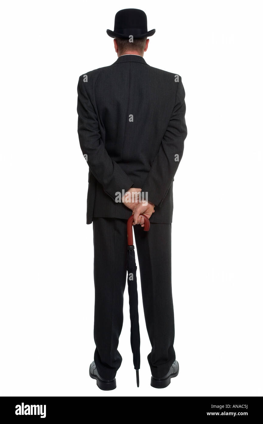 Vue arrière d'un homme habillé en costume pinstripe portant un chapeau melon et portant un parapluie Banque D'Images
